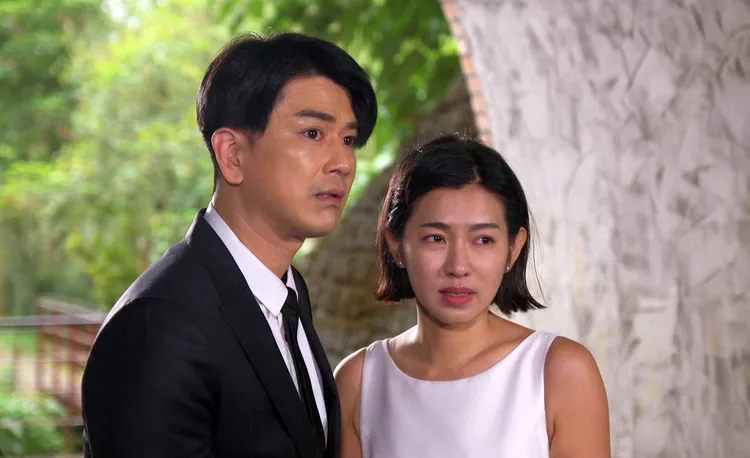 米可白（右）穿著婚紗在滿是碎石的隧道中拍攝。台視提供