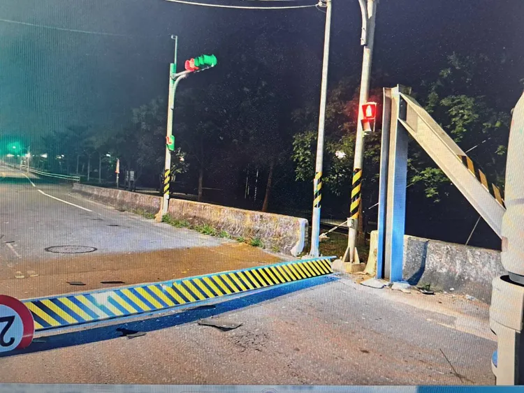 限高門架遭撞斷橫在路中。蘆竹警分局提供