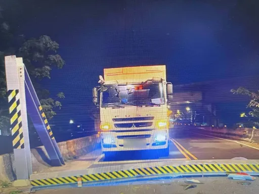 大貨車撞毀2.5公尺限高門架 蘆竹警交管協助排除