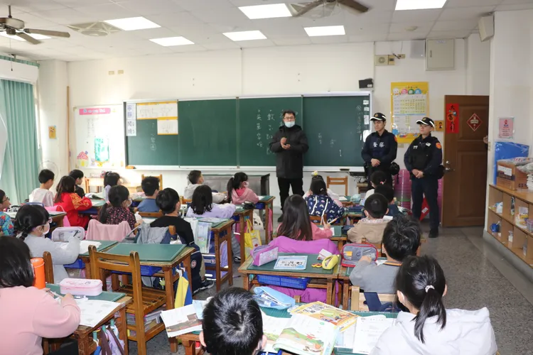警員到教室為學童做安全宣導。桃園警分局提供