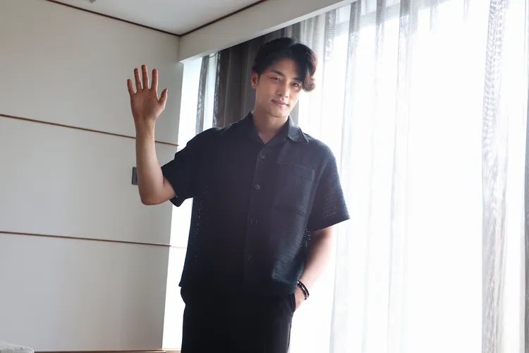 成勛大讚台灣肉乾。攝影中心攝