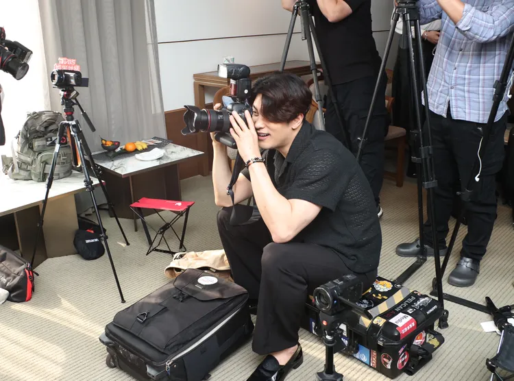 成勛玩心四起，拿起攝影大哥相機反拍。攝影中心攝