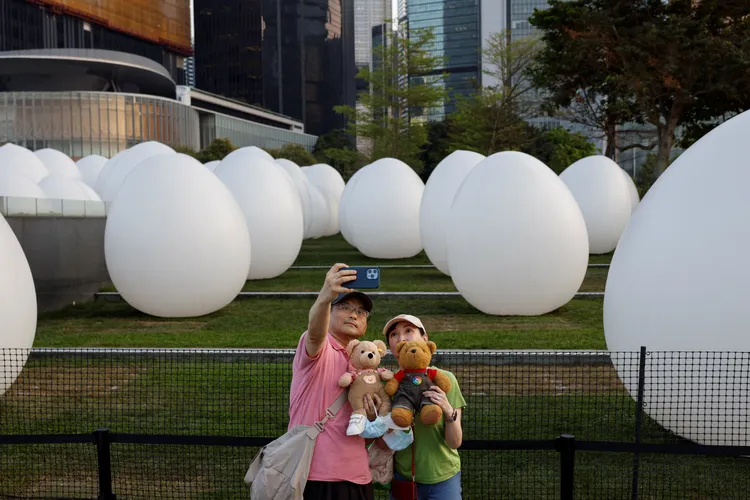 蛋體吸引民眾白天合影。路透社