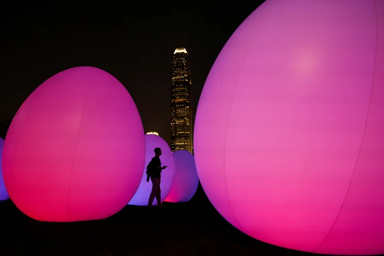 裝置會隨着與觀眾的互動而變換顏色和音效。路透社