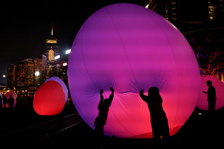 香港光漣展五光十色。路透社
