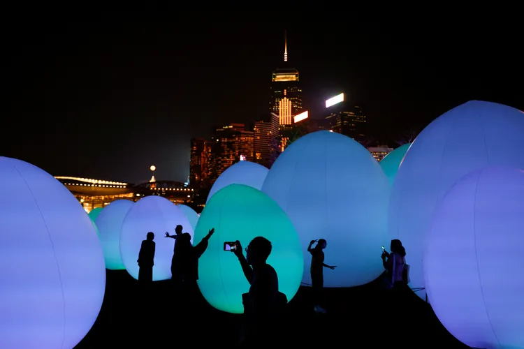 數百個色彩繽紛的發光蛋形裝置藝術令人炫目。路透社