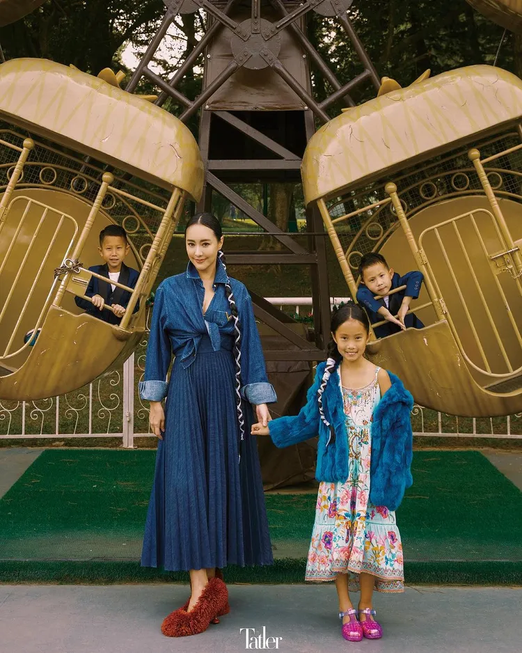 關穎與家中3個寶貝孩子。翻攝關穎IG