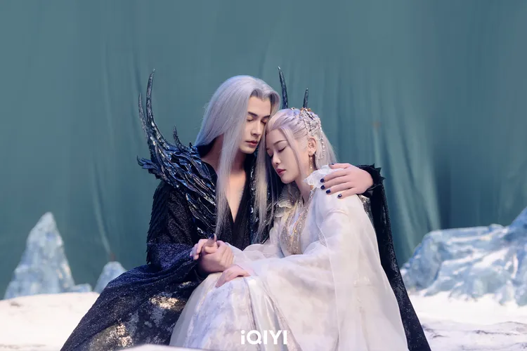 陳喬恩（右）飾演「白瓏」躺在徐正溪飾演的「黑瓏」懷裡。