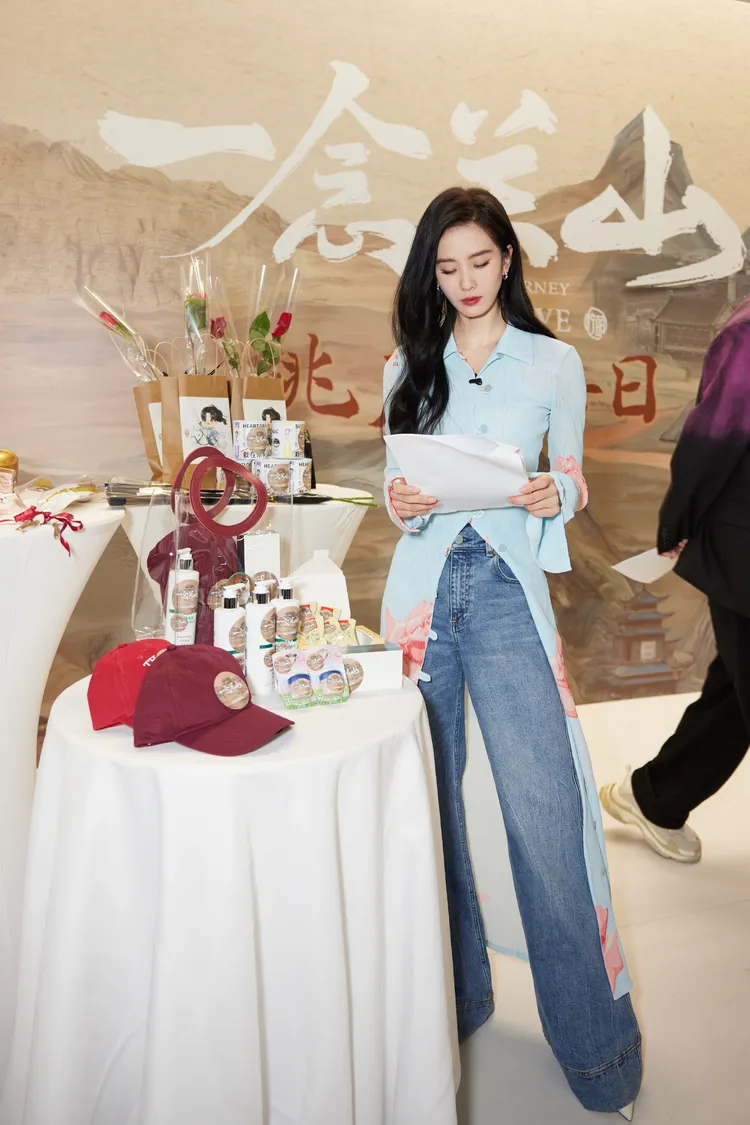 牛仔褲的寬鬆感平衡洋裝上半身的合身效果。翻攝詩詩的小板報