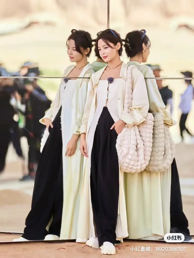 辛芷蕾換上光澤感細肩帶平口洋裝搭配黑色直筒寬褲。翻攝FashionAvatar小紅書