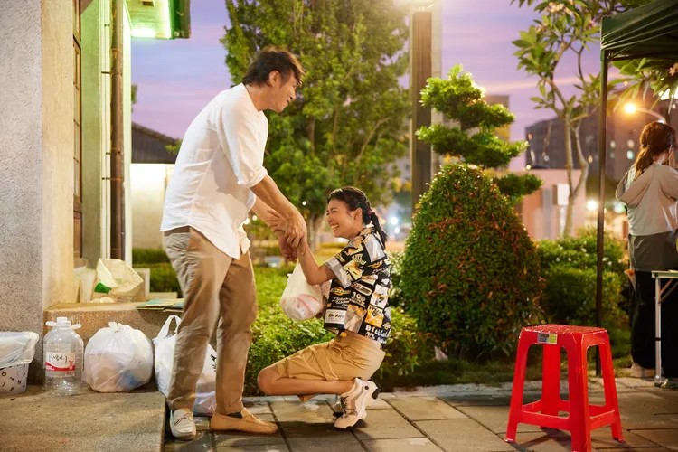 黃湘婷（右）按摩完後返回小店，發現全員下班，只剩甜點師傅江舟航，自責到差點下跪。客家電視台提供