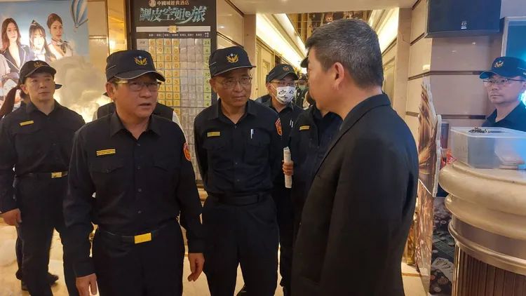 警察局長吳坤旭(左二)親自領軍執行擴檢。桃園市警局提供