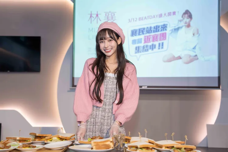 林襄16日出席寫真集活動，渾身包緊緊化身小廚娘，親為「襄民」做三明治。HTC VIVE ORIGINALS提供