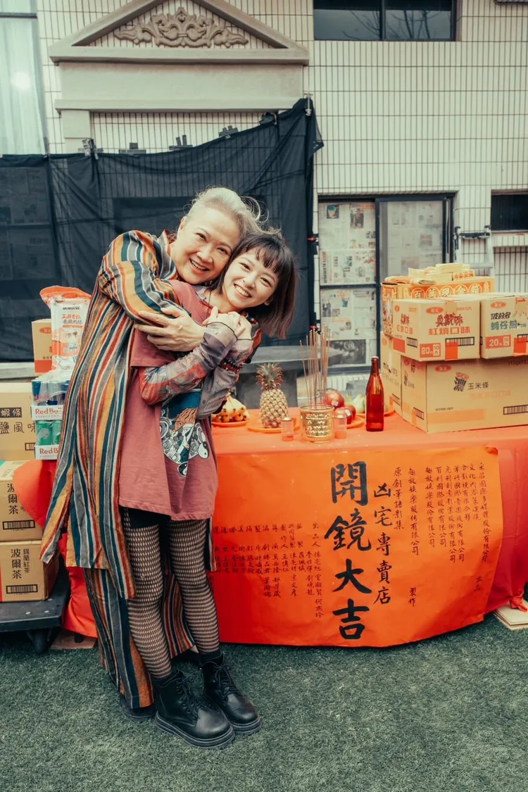 新加坡影后洪慧芳（左）擁抱女主角陳妍霏。趣放娛樂提供