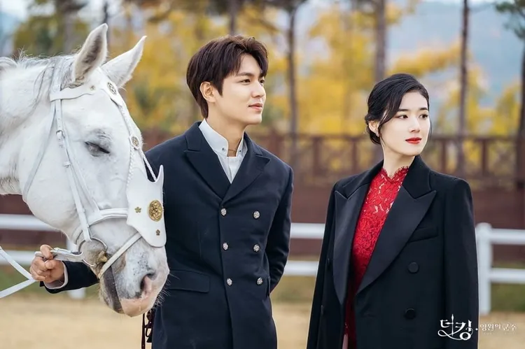 鄭恩彩（右）以《The King：永遠的君主》「最美總理」一角廣為人熟知。翻攝SBS