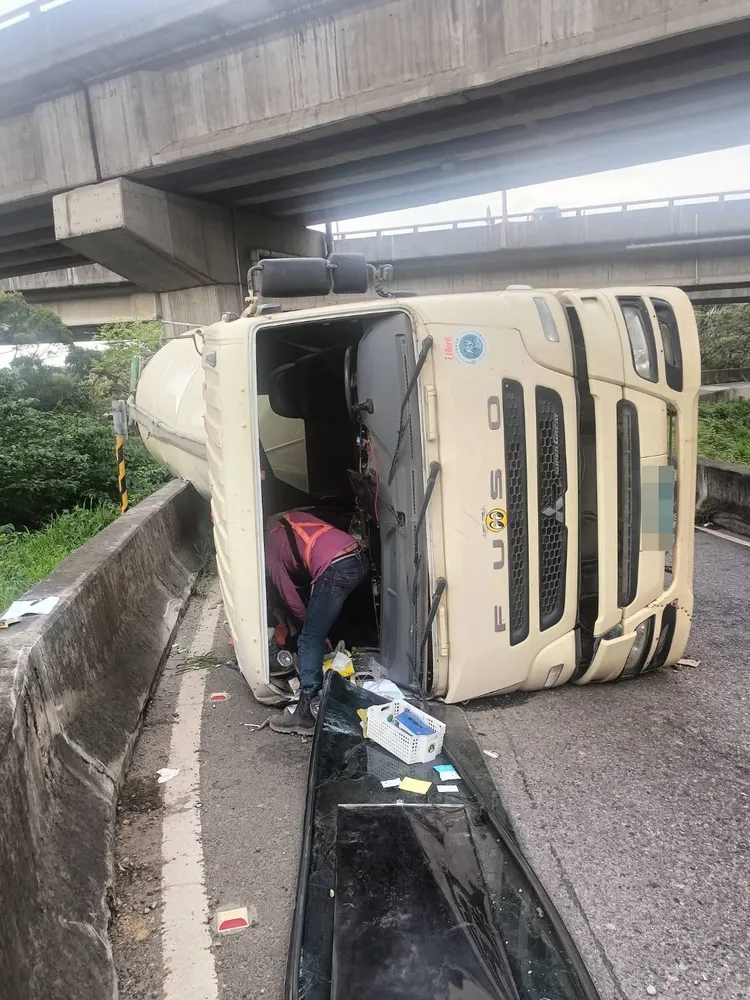 預拌混凝土車側翻。國道警方提供