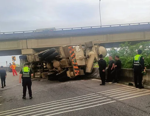 國2大竹段預拌混凝土車側翻 出口匝道封閉排除中