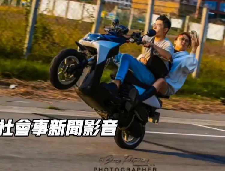 後座乘客還忙著拿手機自拍。翻攝社會事新聞影音