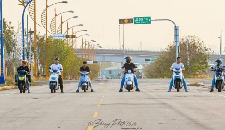 機車一字排開表演翹孤輪耍帥。翻攝社會事新聞影音