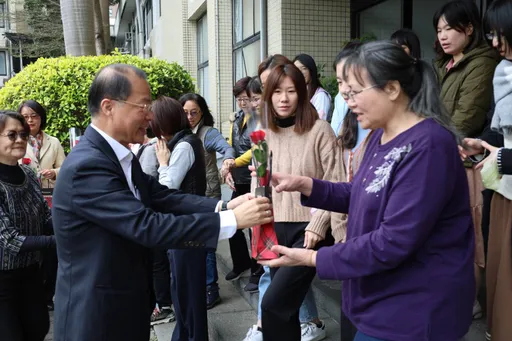 適逢「性平三法」38婦女節上路 警政署長玫瑰花贈300名女同事