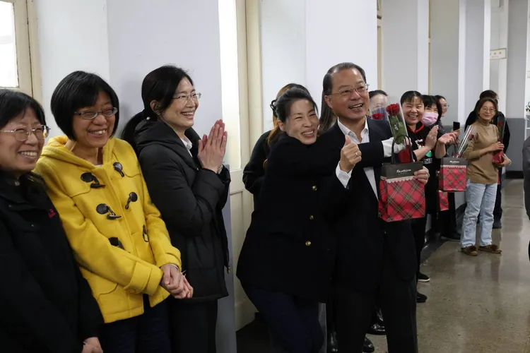 署長黃明昭贈送玫瑰花與護髮禮盒。翻攝畫面