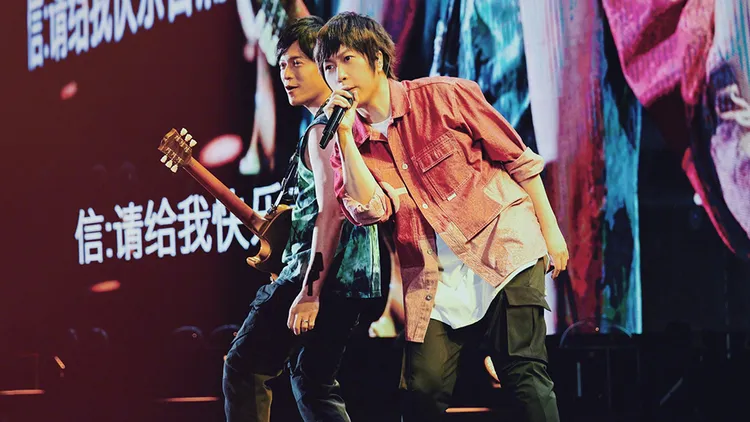 五月天主唱阿信慘被NewJeans粉絲抗議。翻攝自阿信微博