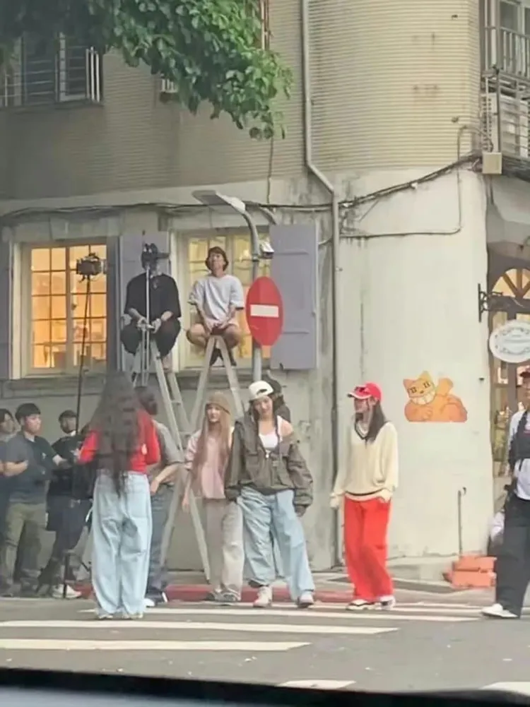 疑似NewJean粉絲開心分享目擊她們現身台北街頭畫面。翻攝自論壇PTT