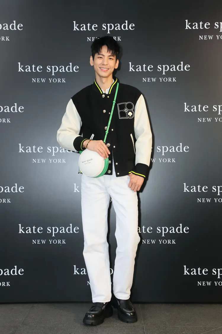 林柏宏背上Tee Time 3D高爾夫球形斜背包，1萬6000元。品牌提供