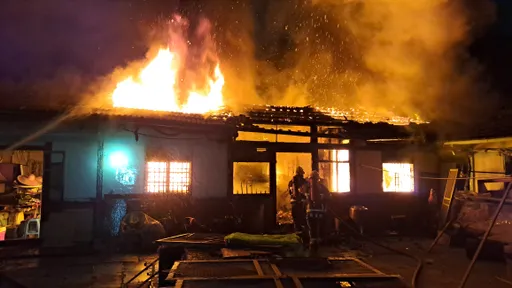 悚！嘉義民雄平房全面燃燒　烈焰濃煙竄天