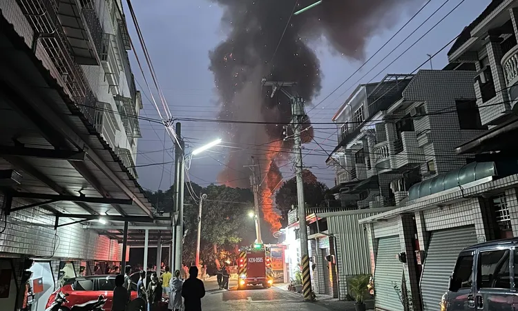 距火場1公里處，可見大量濃煙。讀者提供