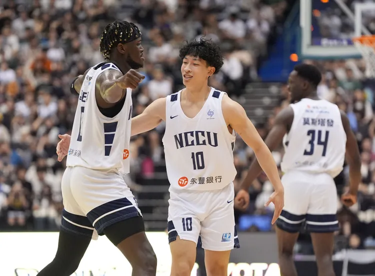 莫巴耶(左)宋昕澔(右)。大專體總