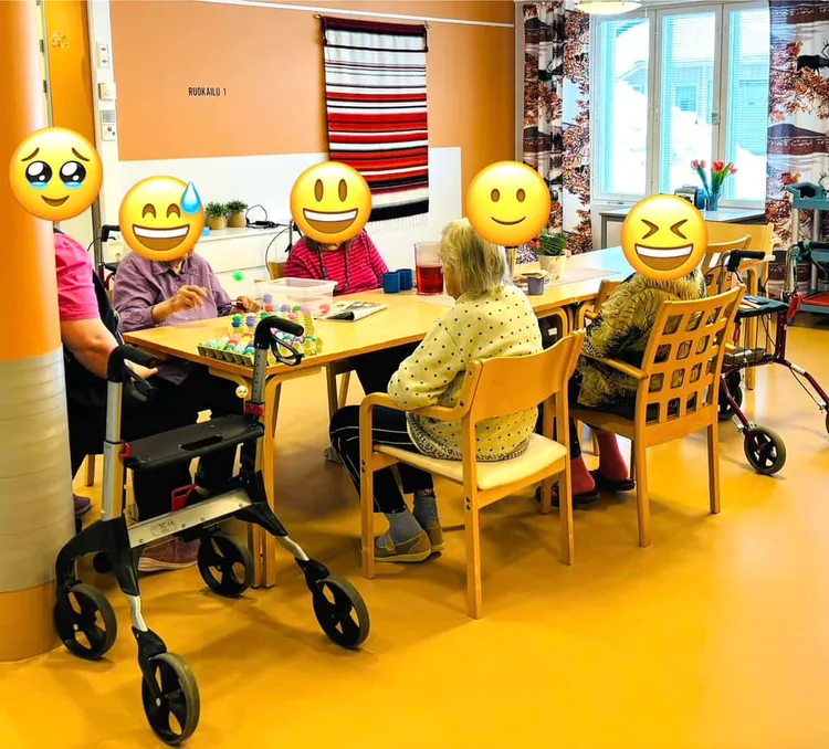 桌上的玩具雞蛋就是芬蘭養護機構給失智長輩練習眼手協調的教具。翻攝王南琦臉書