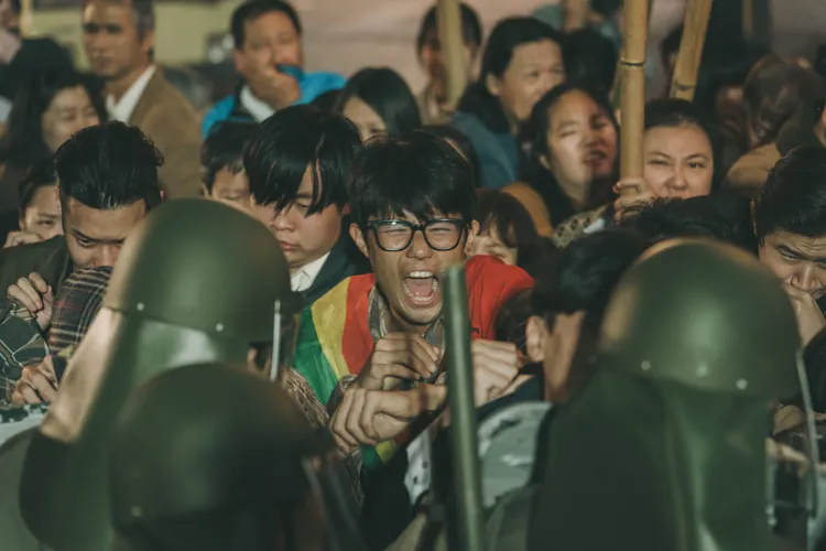 和平遊行演變成推擠衝突，令文欽(張耀仁飾演)始料未及。公視台語台提供