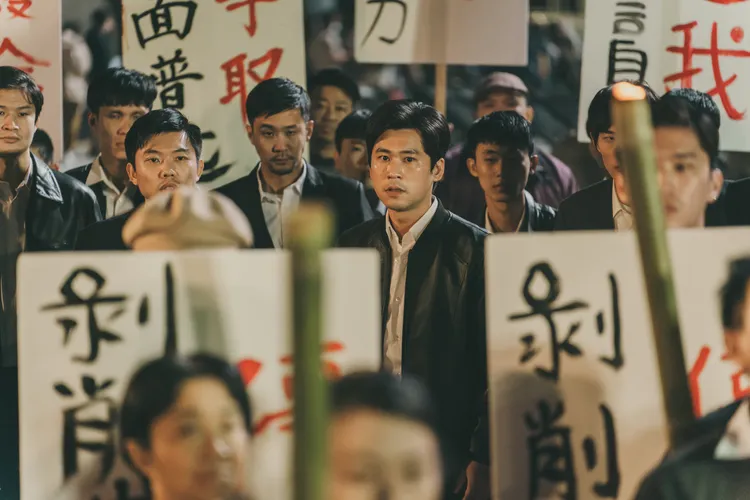 黃迪揚（中）劇中帶領兄弟來到遊行現場。公視台語台提供