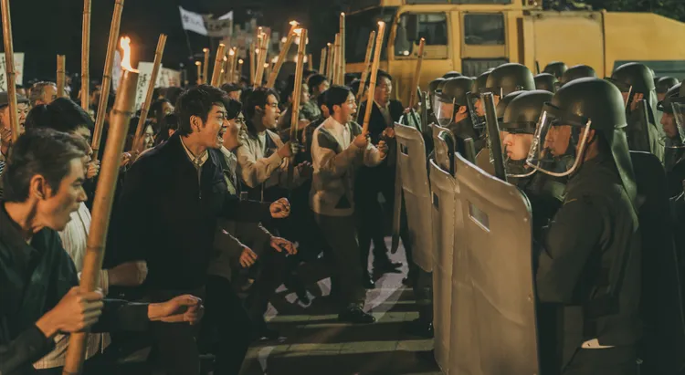 劇中這場遊行場面相當浩大，雙邊衝突一觸即發。公視台語台提供