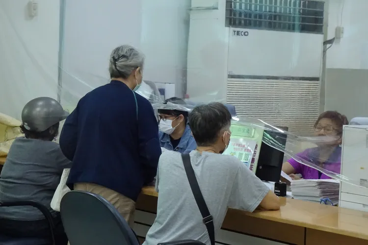 陸配在嘉市府社工陪同下，至嘉義分署說明案情。嘉義分署提供