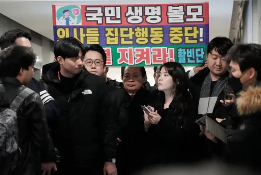 南韓9成6罷工實習醫生拒絕復工　政府硬起來派警突襲醫協幹部住處