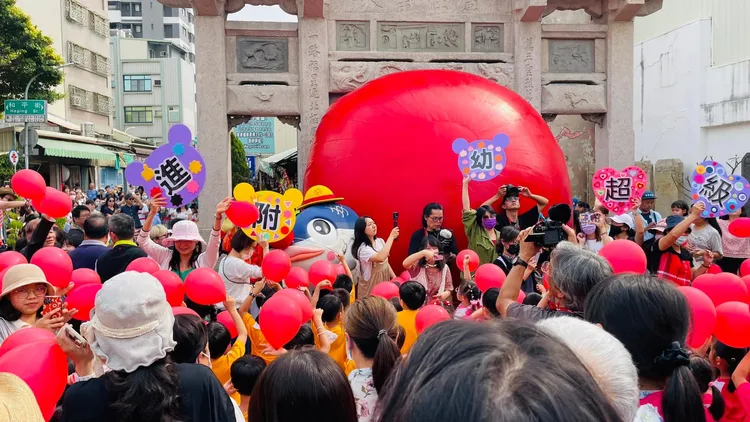 巨大紅球「卡在」接官亭中間，看似露出一顆「小屁屁」在外，相當逗趣。翻攝自旅遊台南臉書