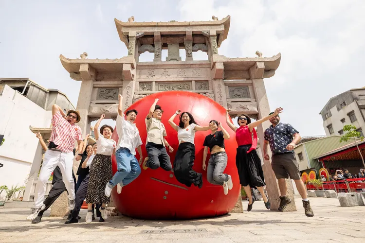 巨大紅球吸引眾人拍照。翻攝自黃偉哲臉書