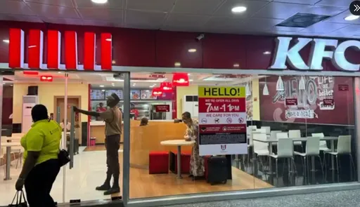 機場KFC店員高喊「拒絕輪椅進入」 分店下場慘了