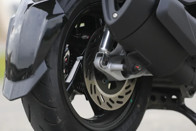 後輪採用220mm碟盤與對向雙活塞卡鉗，另外也搭配BOSCH 10.3 ABS系統與TCS循跡防滑系統。林浩昇攝