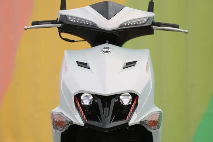 SYM JET SL+特別強調車頭的空氣動力學設計，更深邃的眼神兩旁，特別打造了貫穿式的空氣孔道，隆起的外蓋更具盔甲般的戰鬥氣勢。林浩昇攝