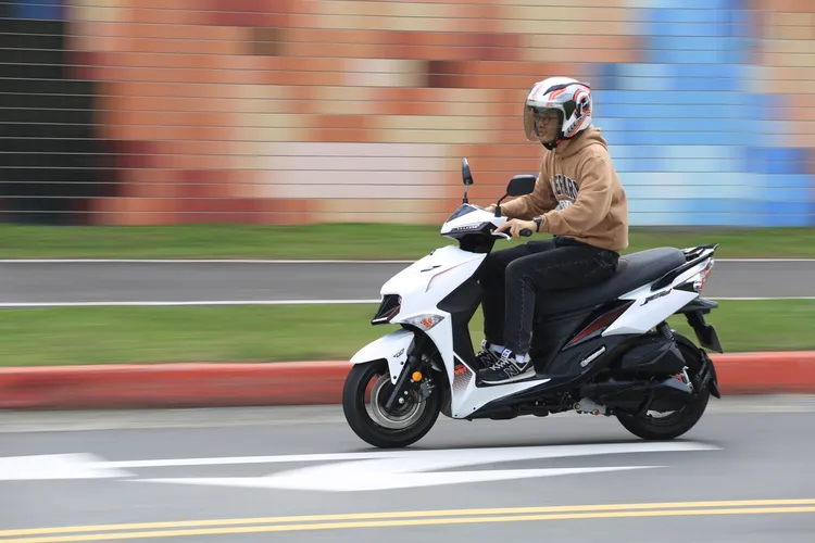 JET SL+在重量並未有顯著增加的前提下，額外多出的動力輸出，確實在一起步就帶來相當熱血的加速姿態。林浩昇攝