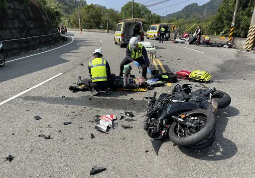 紅牌重機對向互撞!台3線滿地零件 騎士1死1重傷
