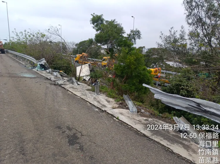 大貨車與計程車擦撞後均撞斷外側護欄衝入邊坡。民眾提供