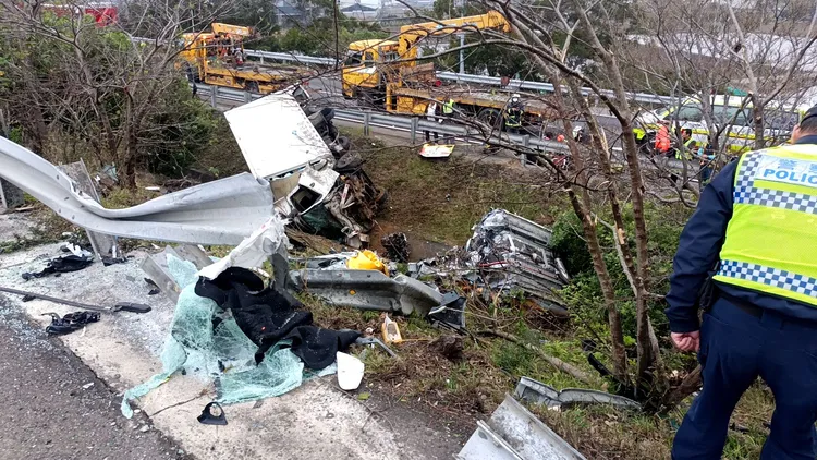 2車翻落邊坡，一片凌亂。民眾提供