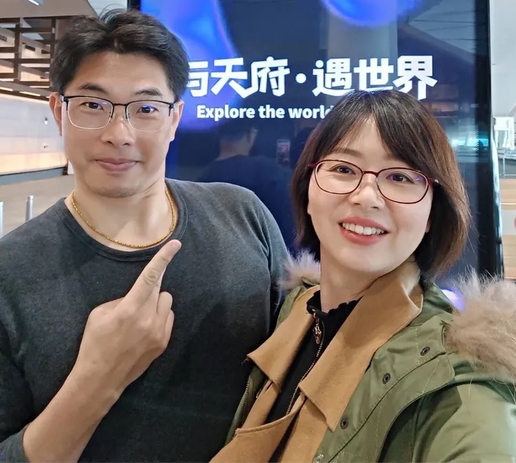 延玉(右)與臺灣郎老公(左)相知相守，老公在大陸照顧女兒與岳父母，延玉則在臺灣照顧兒子與公婆，宛如現代牛郎織女。翻攝畫面