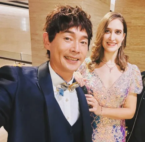 新娘艾琳穿亮片禮服甜倚黃品源。翻攝鼓手徐波微博