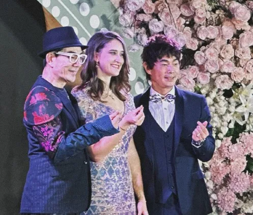 任賢齊從倫敦飛來祝賀，與新人比心。翻攝鼓手徐波微博