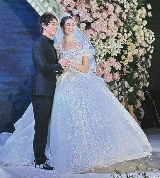 新人笑得幸福。翻攝鼓手徐波微博